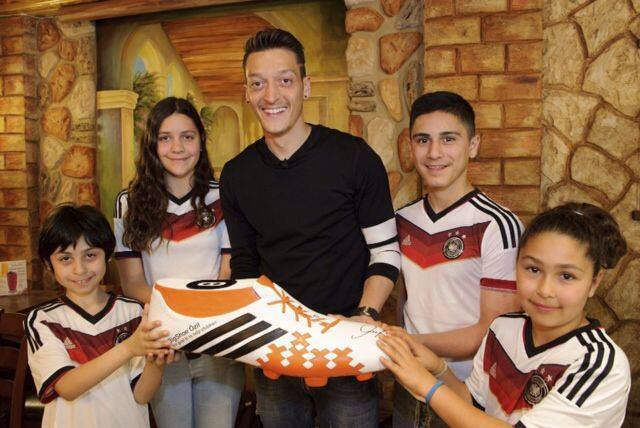 Mesut-Ozil-give-money