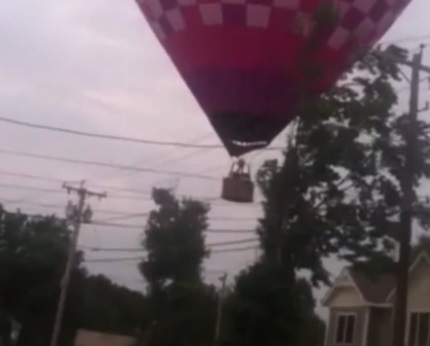 Une montgolfière entre en contact avec les fils électriques